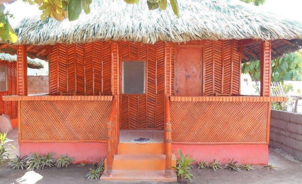 Pareja Tourist Inn Малапаскуа Айлънд Екстериор снимка